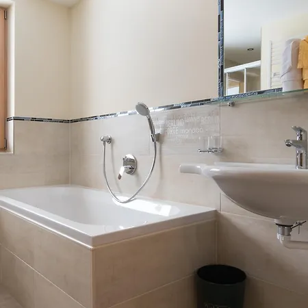 Waldcafe מלון 3*